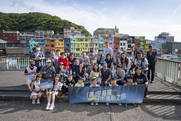 ▲凱撒黑鳶球員變身最帥導遊，雙層巴士帶球迷暢玩基隆。（圖／凱撒基隆黑鳶籃球隊提供）