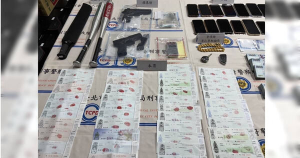 竹聯幫弘仁會吳姓成員瞄準大學生家屬有還款能力，以借貸名義設局誘騙大學生簽下本票，警方查扣本票面額共高達7千萬餘元。（圖／翻攝畫面）
