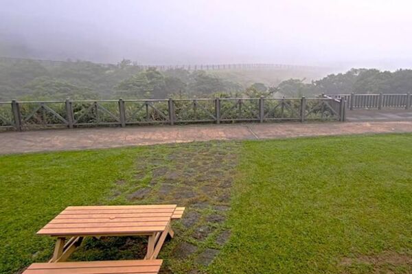 陽明山國家公園擎天崗的鏡頭君因直擊有情侶在凌晨打野砲，無碼畫面透過YouTube全程直播，讓擎天崗成為網路熱門話題與景點，吸引不少人朝聖。（翻攝自YouTube@陽明山國家公園管理處INFO）