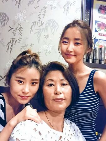 朴研美（右）和媽媽、姊姊合照，歷經人口販運的黑暗，自由後的相聚顯得彌足珍貴。（翻攝自yeonmi_park IG）