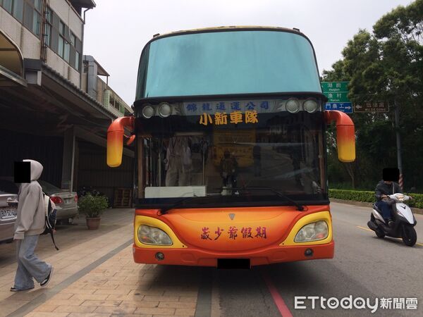 ▲▼ 金門金湖鎮士校路口發生一起大客車擦撞機車交通事故，造成騎士手腳擦挫傷。（圖／金門縣警察局金湖分局提供）