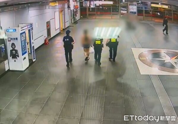 ▲楊男因在北車月台上打赤膊行為異常遭警消人員強制送醫。（圖／記者張君豪翻攝）
