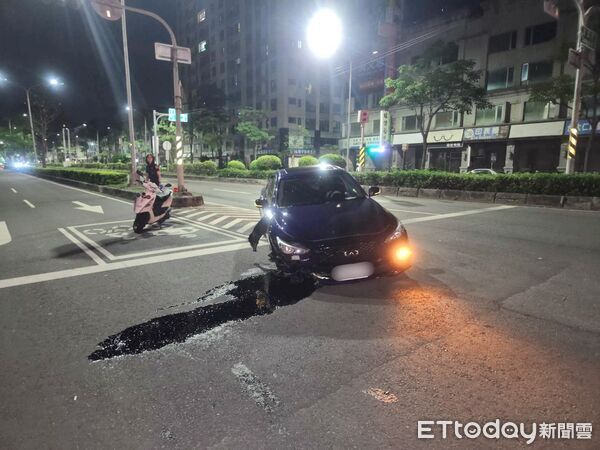 ▲▼又是毒駕！高雄轎車猛撞分隔島「輪胎噴飛」　駕駛語無倫次被上銬。（圖／記者許宥孺翻攝）