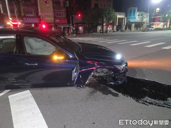 ▲▼又是毒駕！高雄轎車猛撞分隔島「輪胎噴飛」　駕駛語無倫次被上銬。（圖／記者許宥孺翻攝）
