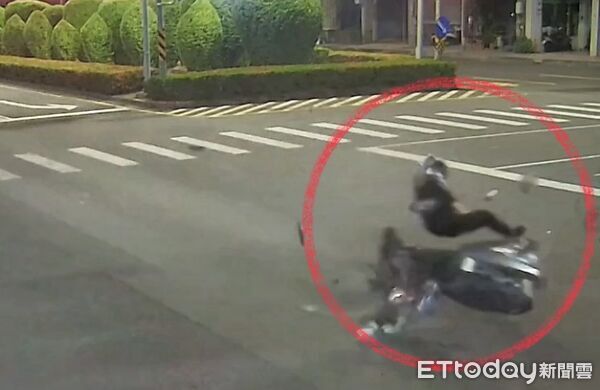 ▲▼兩名男子分別騎乘機車行經中正一路與福安路口時發生猛烈碰撞，當場連人帶車噴飛慘摔，全身多處擦挫傷，送醫後所幸意識清楚皆無大礙。（圖／記者吳世龍翻攝）