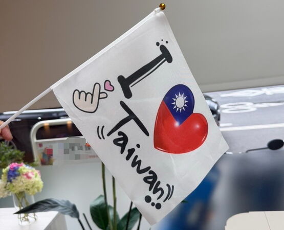 ▲▼俄羅斯籍金髮女子疑裝聾啞在宜蘭冬山地區沿街賣100元國旗。（圖／民眾提供，下同）