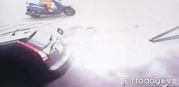 ▲轎車一頭撞上工廠鐵捲門，整部車變廢鐵。（圖／記者吳世龍翻攝）