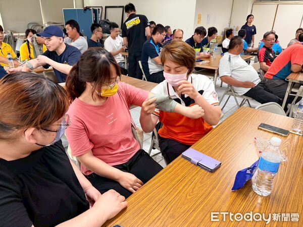 ▲台南市政府消防局第一救災救護大隊舉辦義勇消防人員基本救命術進階訓練，導入2025 AHA最新指引。（記者林東良翻攝，下同）