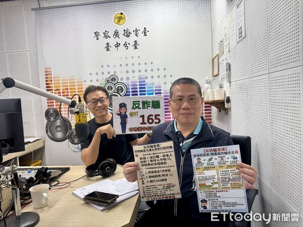 ▲台中市警四分局長蔡慶星（右）宣導假投資詐騙手法。（圖／警方提供）