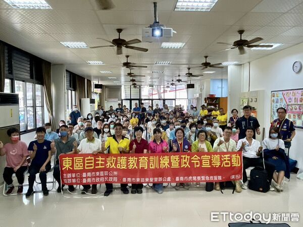 ▲台南市政府消防局第七救災救護大隊後甲消防分隊在東區虎尾里活動中心辦理CPR及AED宣導活動，提升社區自救互救能力。（記者林東良翻攝，下同）