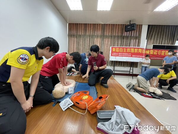 ▲台南市政府消防局第七救災救護大隊後甲消防分隊在東區虎尾里活動中心辦理CPR及AED宣導活動，提升社區自救互救能力。（記者林東良翻攝，下同）
