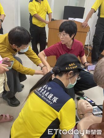 ▲台南市政府消防局第七救災救護大隊後甲消防分隊在東區虎尾里活動中心辦理CPR及AED宣導活動，提升社區自救互救能力。（記者林東良翻攝，下同）