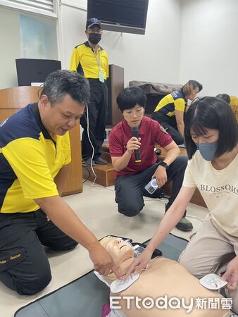 ▲台南市政府消防局第七救災救護大隊後甲消防分隊在東區虎尾里活動中心辦理CPR及AED宣導活動，提升社區自救互救能力。（記者林東良翻攝，下同）