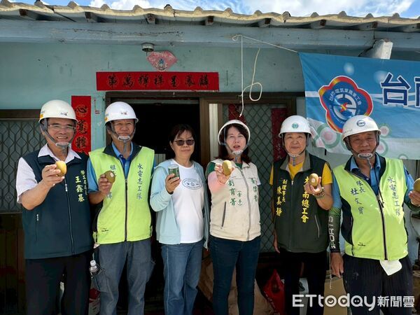 ▲台南市政府勞工局結合做工行善團及各工會志工，協助官田區93歲劉姓弱勢長者修繕受損住家。（記者林東良翻攝，下同）