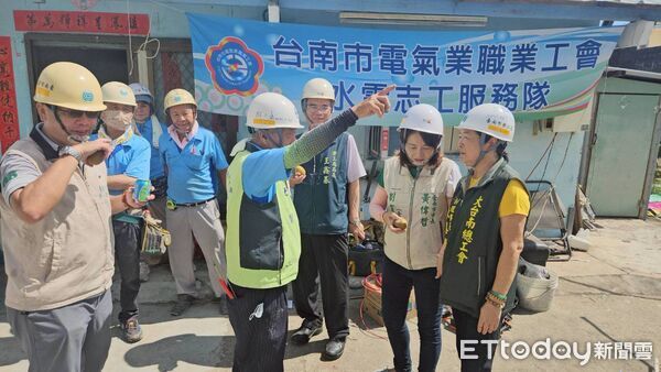 ▲台南市政府勞工局結合做工行善團及各工會志工，協助官田區93歲劉姓弱勢長者修繕受損住家。（記者林東良翻攝，下同）