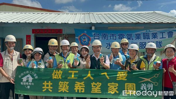 ▲台南市政府勞工局結合做工行善團及各工會志工，協助官田區93歲劉姓弱勢長者修繕受損住家。（記者林東良翻攝，下同）