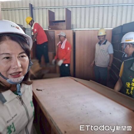 ▲台南市政府勞工局結合做工行善團及各工會志工，協助官田區93歲劉姓弱勢長者修繕受損住家。（記者林東良翻攝，下同）