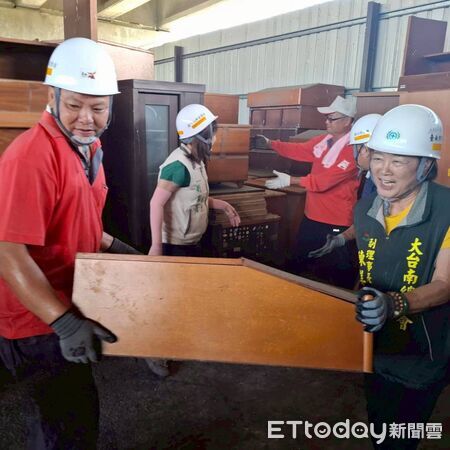 ▲台南市政府勞工局結合做工行善團及各工會志工，協助官田區93歲劉姓弱勢長者修繕受損住家。（記者林東良翻攝，下同）