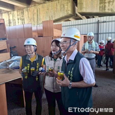 ▲台南市政府勞工局結合做工行善團及各工會志工，協助官田區93歲劉姓弱勢長者修繕受損住家。（記者林東良翻攝，下同）