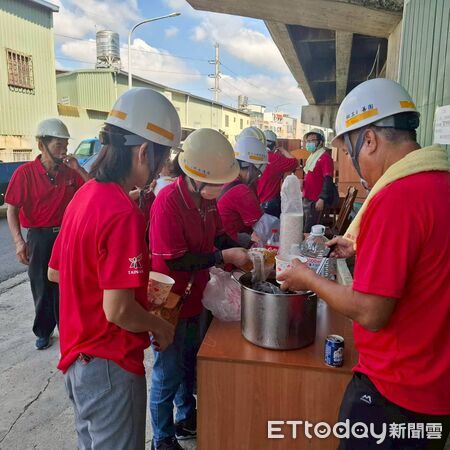 ▲台南市政府勞工局結合做工行善團及各工會志工，協助官田區93歲劉姓弱勢長者修繕受損住家。（記者林東良翻攝，下同）