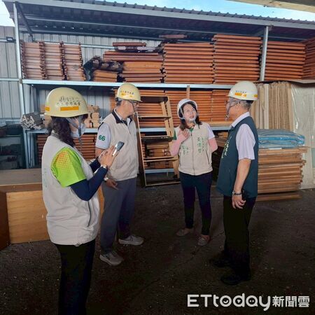▲台南市政府勞工局結合做工行善團及各工會志工，協助官田區93歲劉姓弱勢長者修繕受損住家。（記者林東良翻攝，下同）