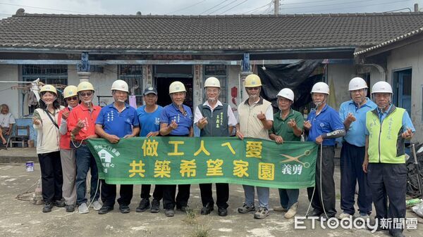 ▲台南市政府勞工局結合做工行善團及各工會志工，協助官田區93歲劉姓弱勢長者修繕受損住家。（記者林東良翻攝，下同）