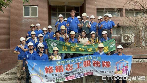 ▲台南市政府勞工局結合做工行善團及各工會志工，協助官田區93歲劉姓弱勢長者修繕受損住家。（記者林東良翻攝，下同）