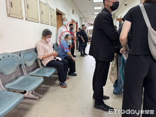 ▲違停的張男坐著不發一語，肇事司機則站著等候相驗調查。（圖／記者吳世龍翻攝）