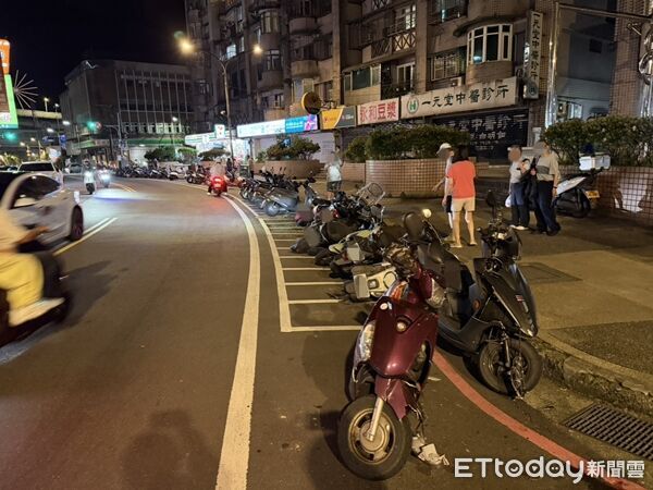 基隆男逆向連撞13輛機車!「路邊倒整排」1人緊急送醫
