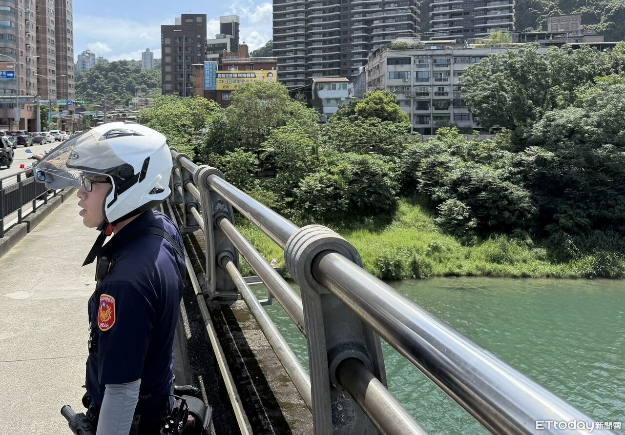 碧潭又傳墜橋落水!警消下游攔沙壩救命危婦 送醫恢復心跳