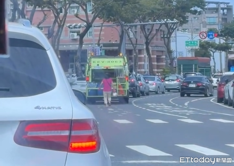 時間管理大師!台南女駕駛竟紅燈下車追垃圾車 丟完返回鬼切離場