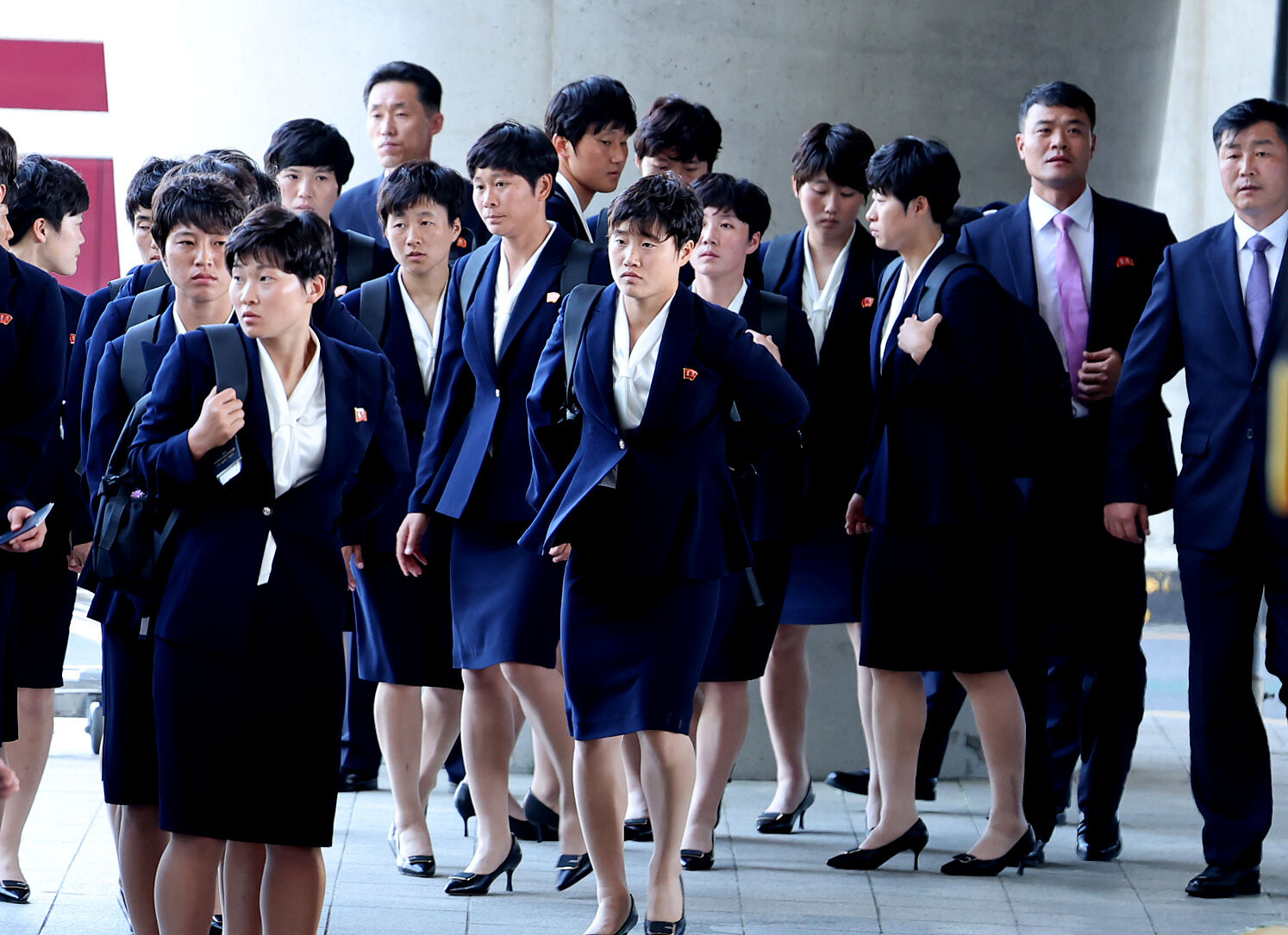 ▲▼北韓女子足球隊「我故鄉」17日抵達南韓，全員神情嚴肅。（圖／VCG）
