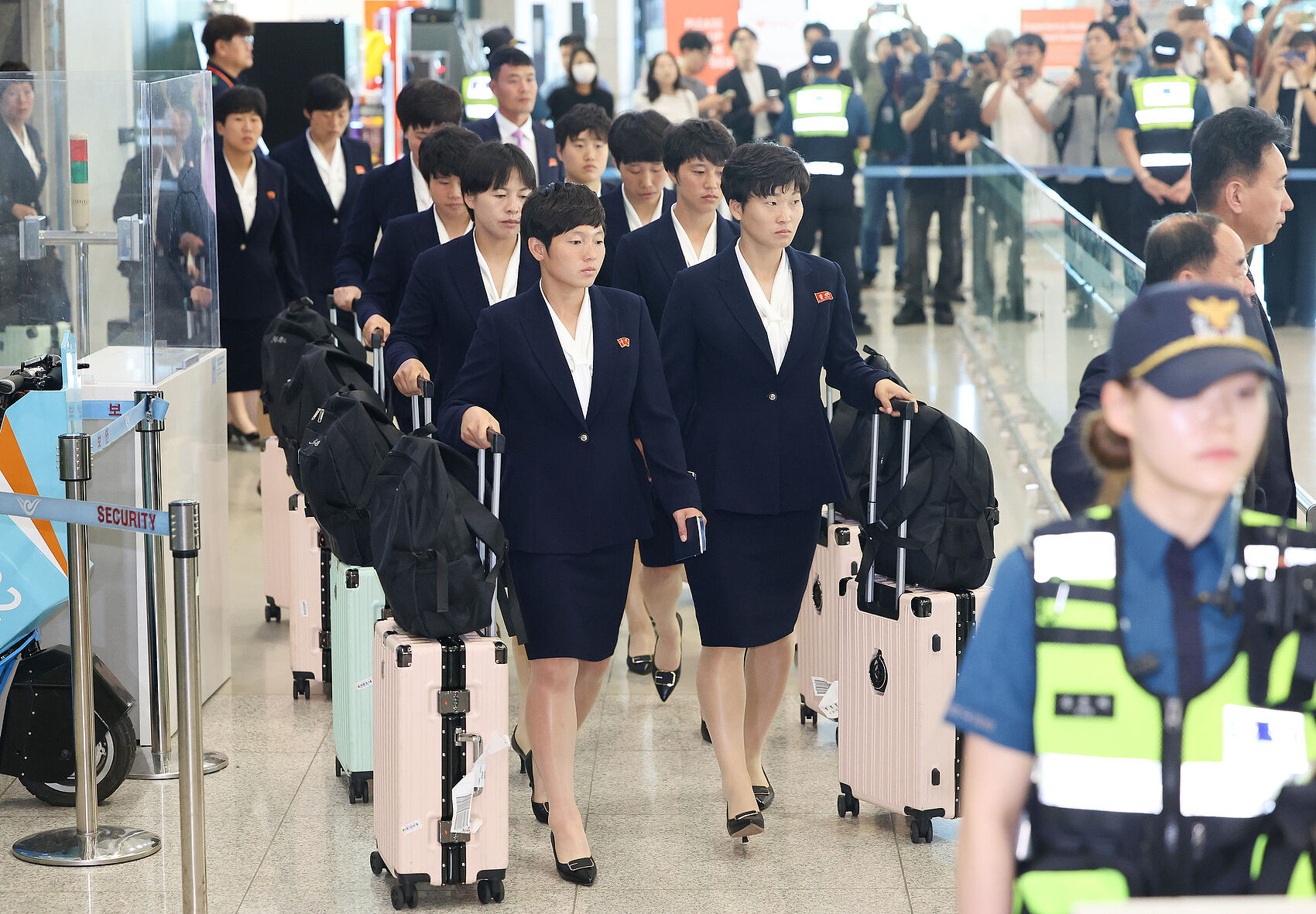 ▲▼北韓女子足球隊「我故鄉」從仁川機場入境，隊員長相較為中性。（圖／VCG）