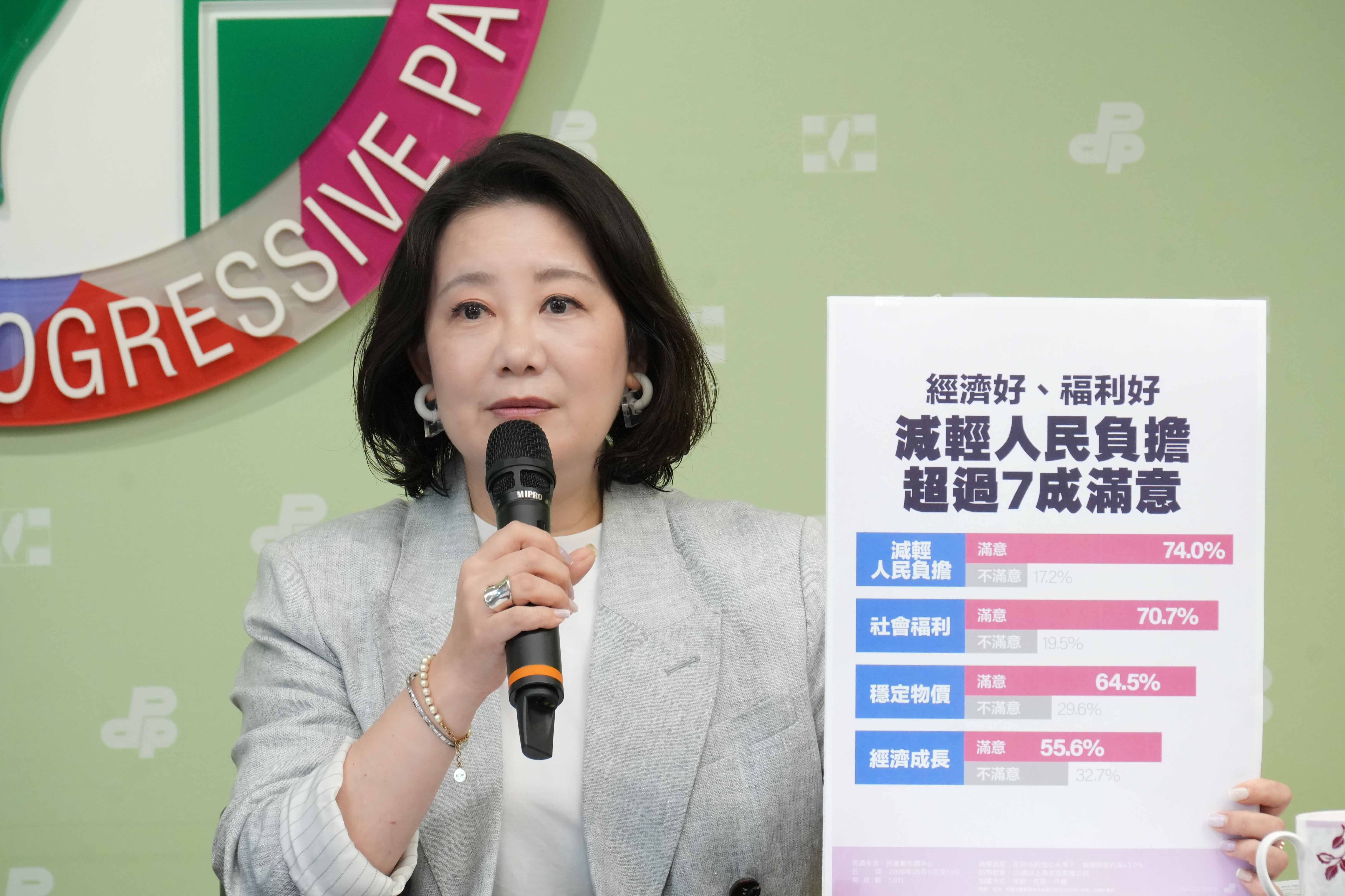 ▲▼總統賴清德執政將滿2周年，民進黨政策會執行長吳思瑤、發言人吳崢召開「執政2周年民調發布」記者會。（圖／民進黨提供）