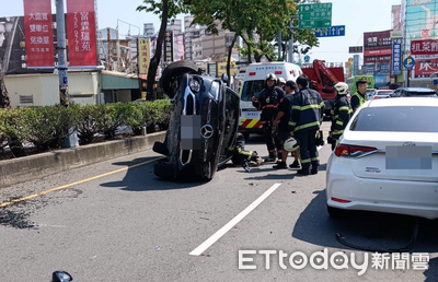 彰化3車連環撞!賓士當街側翻畫面曝 駕駛、乘客受傷送醫