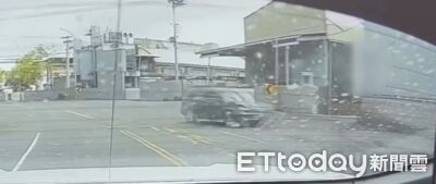 飛車撞擊畫面曝!高雄男連撞4車釀5傷 逆衝工廠撞成廢鐵慘死