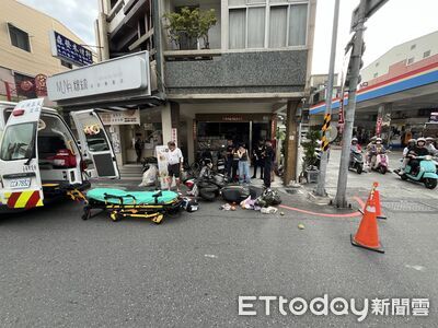 等待左轉也被撞!台南3機車撞成一團 現場畫面曝光