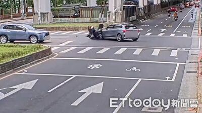 台科大旁BMW鬼切撞機車 騎士噴飛重摔送醫!驚悚畫面曝