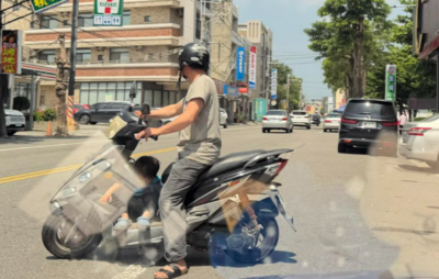 機車載童坐腳踏板逆向鬼切！小孩差點噴飛畫面曝...警出手開罰