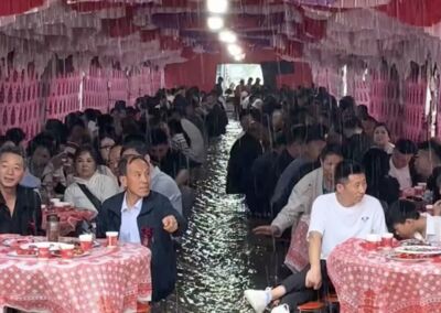 陝西婚宴下暴雨　賓客泡水用餐變「正宗流水席」　