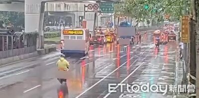 騎士摔進水泥車底畫面曝!司機急煞跳下車...驚嚇變驚喜見證奇蹟