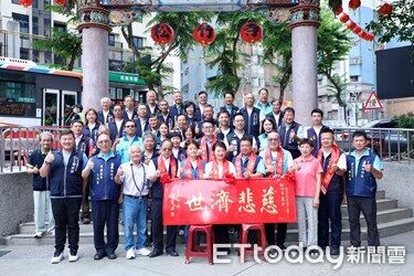 ▲▼台中松竹寺水流觀音護佑地方200年，盧秀燕贈匾感謝。（圖／台中市政府提供，下同）