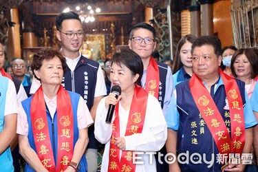 ▲▼台中松竹寺水流觀音護佑地方200年，盧秀燕贈匾感謝。（圖／台中市政府提供，下同）