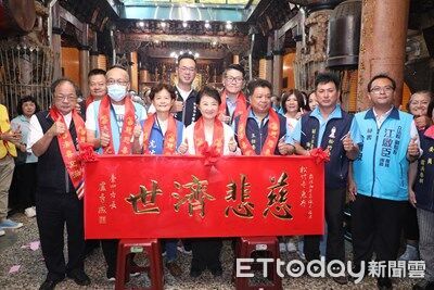 ▲▼台中松竹寺水流觀音護佑地方200年，盧秀燕贈匾感謝。（圖／台中市政府提供，下同）