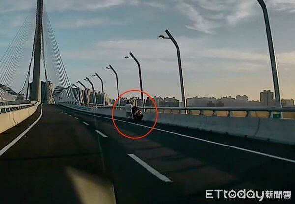 ▲▼大型重機騎士違規停在淡江大橋路肩拍照，被行車記錄器拍下             。（圖／民眾提供）