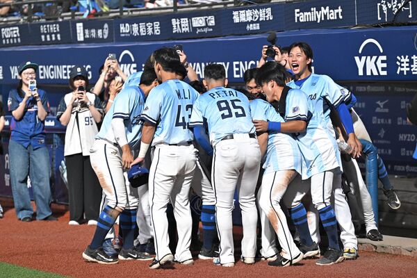 ▲童堉誠在中間的喊聲，延續出5連勝。（圖／富邦悍將提供）