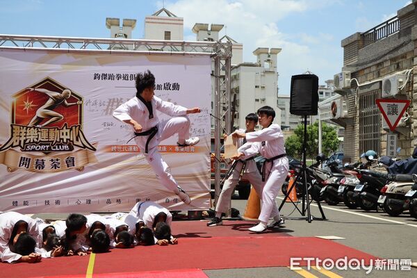 ▲▼   青年返鄉帶動樂齡新風潮 鹿草重寮「功夫幫」用跆拳道活出健康人生   。（圖／記者翁伊森翻攝）