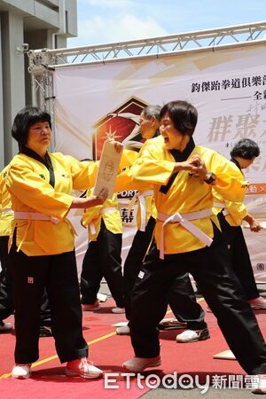▲▼   青年返鄉帶動樂齡新風潮 鹿草重寮「功夫幫」用跆拳道活出健康人生   。（圖／記者翁伊森翻攝）