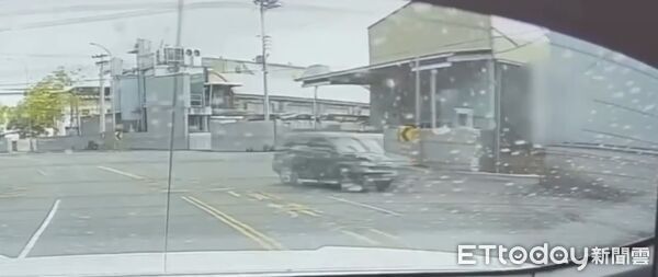 ▲駕駛飛車逆撞畫面曝光。（圖／記者許宥孺翻攝）