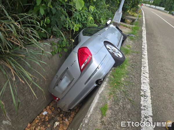 ▲台南市大內區發生小客車翻覆排水溝事故，消防人員獲報後派遣大內、善化分隊到場救援。（民眾提供，下同）